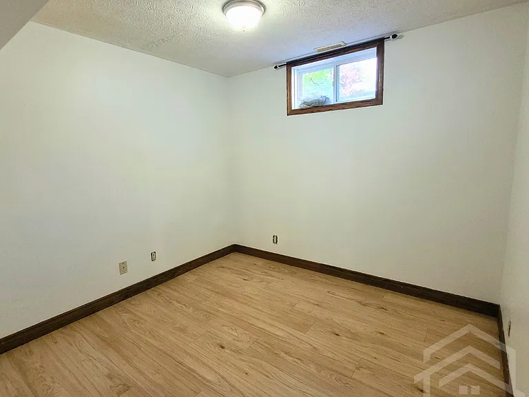 383305 Salford Rd — Photo 16