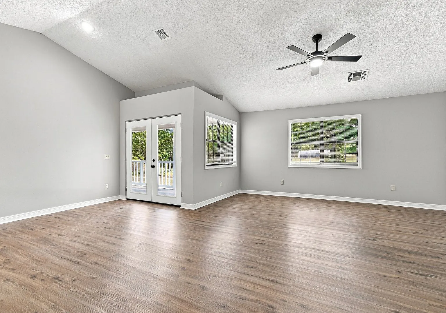 3 Bed 2 Bath in Prue - Renovated and Move-in Ready! — Photo 4
