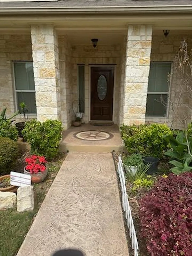 Beautiful 5 Bedroom, 3.5 Bathroom Home! — Photo 3