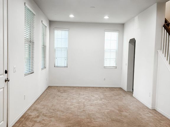 5th image of 707 E Bougainvillea St
