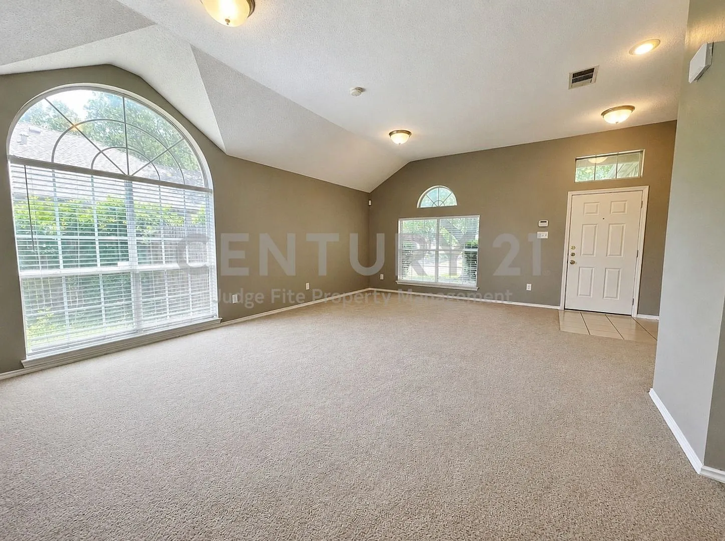 Spacious and Well-Maintained 4/2/2 in The Heart of Frisco For Rent! — Photo 2