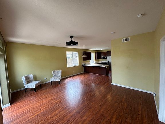 3rd image of 921 W Provance Ave