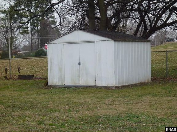 5th image of 303 N Henderson Dr