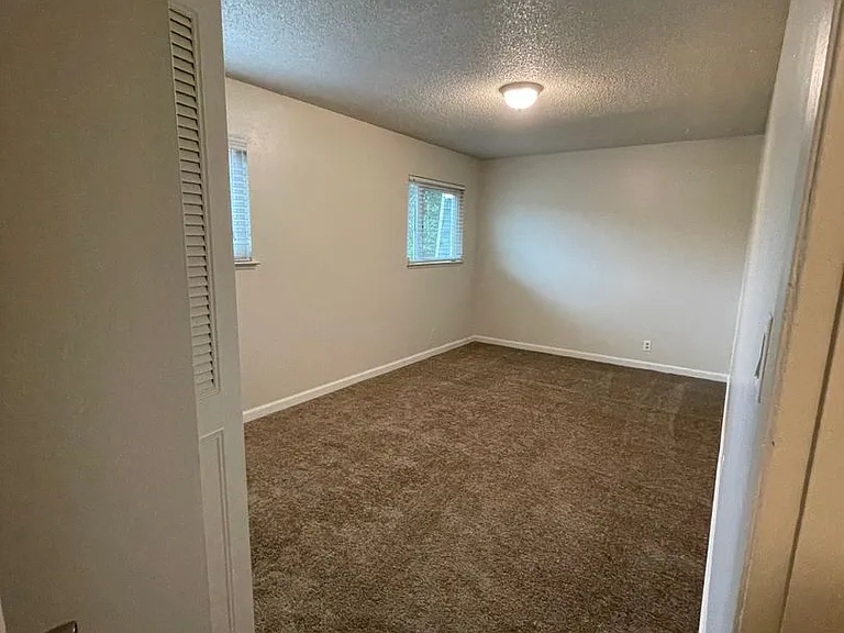 Chateau Apartments — Photo 29