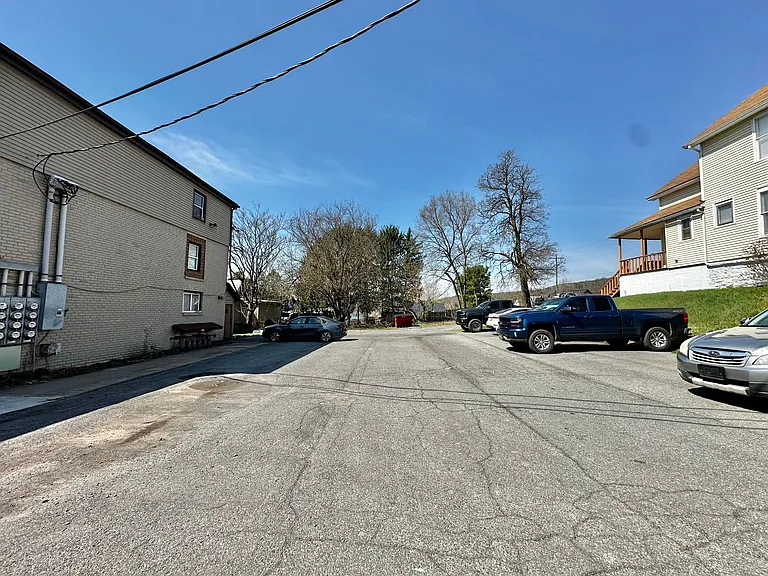 400 Railroad St — Photo 6