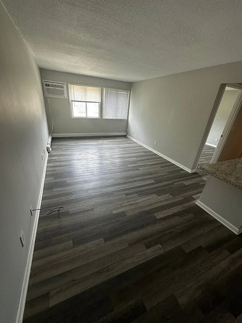 Southern Park Apartments — Photo 2