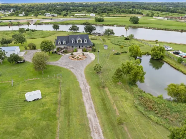 7902 S Redfish Dr, Hitchcock, TX 77563