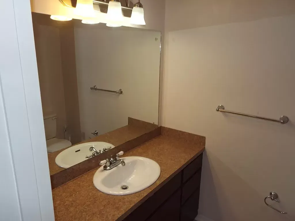 2 bed, 1.5 bath, 1004 sqft, $1,050 — Photo 3