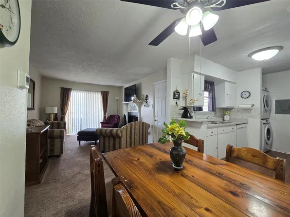 7600 Emmett F Lowry Expy APT 304, Texas City, TX 77591