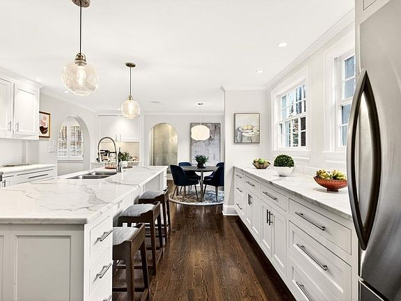 5th image of 3897 Powers Ferry Rd NW