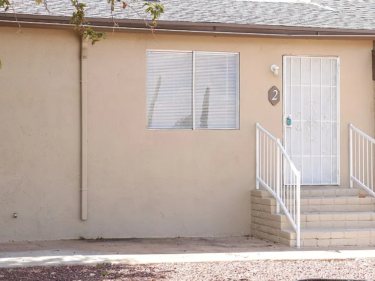 214-216 N Canyon Dr — Photo 2