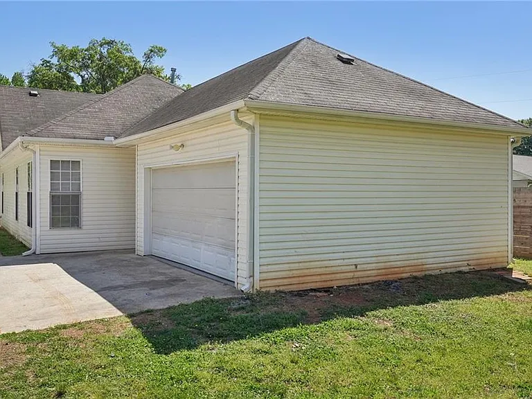 2596 Bates St SE — Photo 37