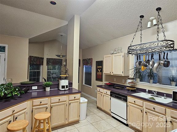 5th image of 5915 Carriage Oaks Dr