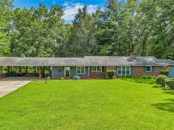 1004 Cartpath Rd, North Wilkesboro, NC 28659