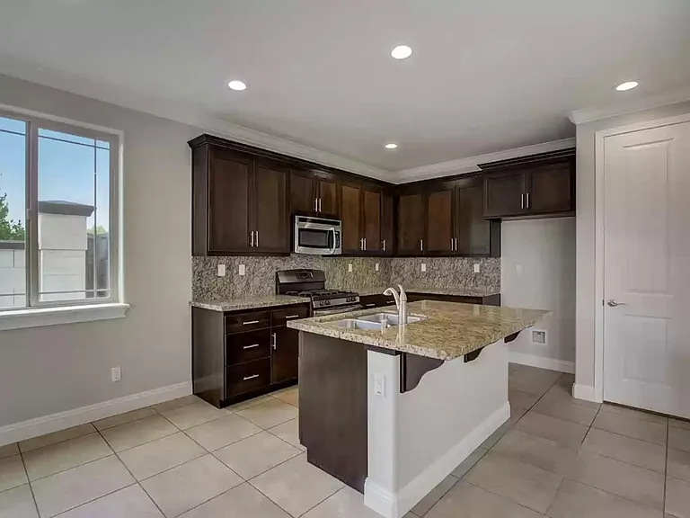573 Addison Ct — Photo 3