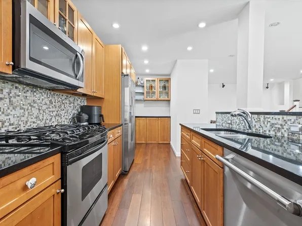 452 Park Dr APT 12A, Boston, MA 02215