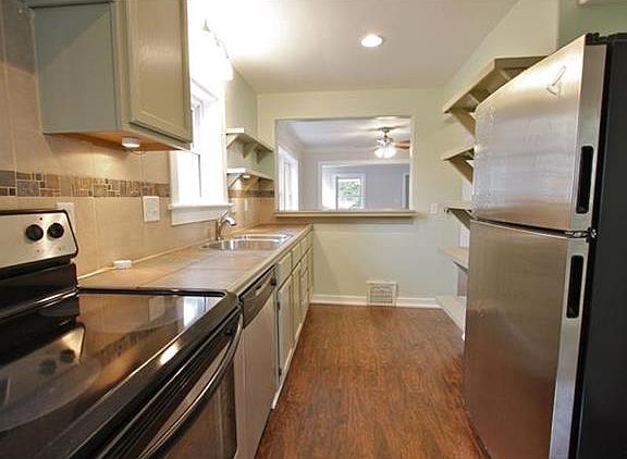 5th image of 833 E 72nd St