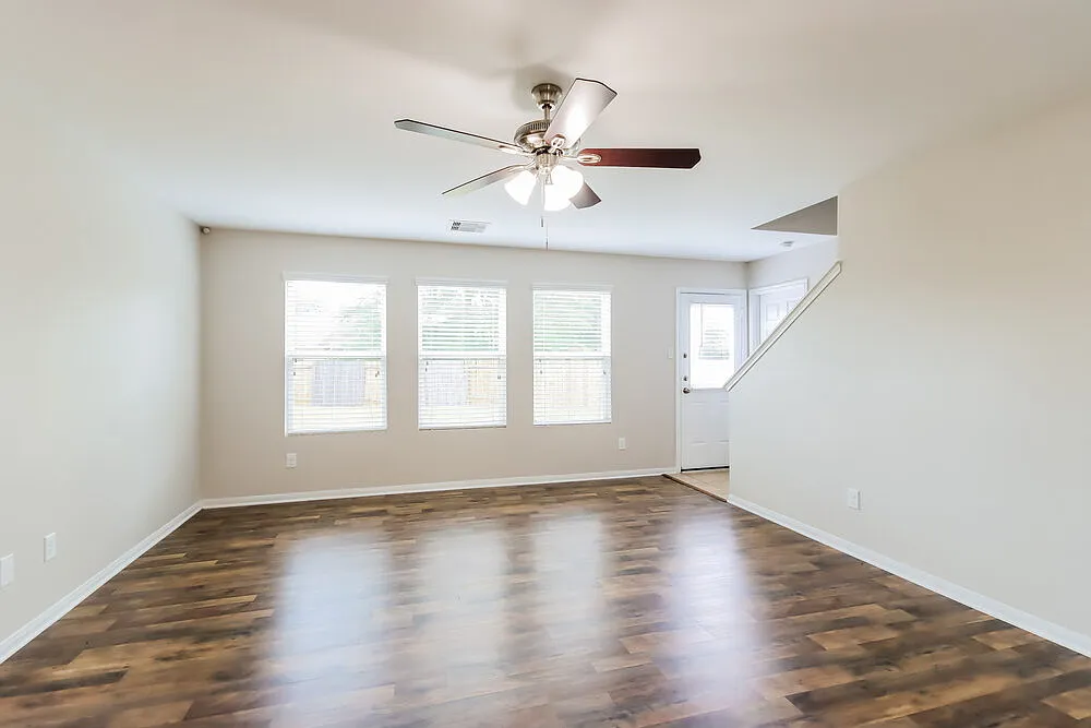 5 bed, 3.0 bath, 2119 sqft, $1,905 — Photo 4