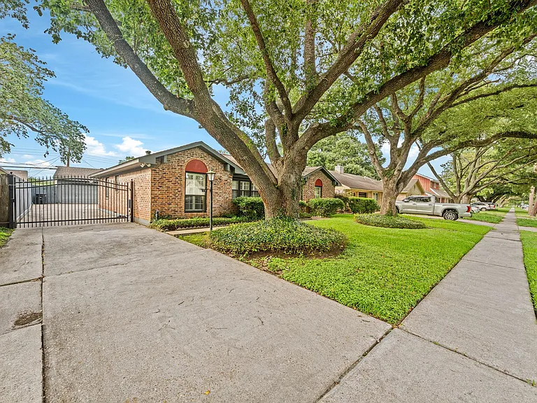 8426 Edgemoor Dr — Photo 4