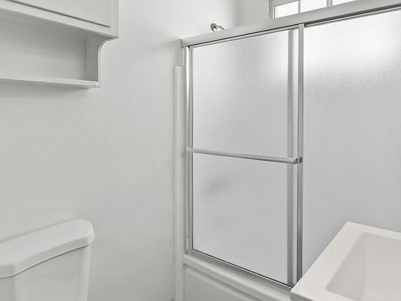 4th image of 1521 Beloit Ave APT 8