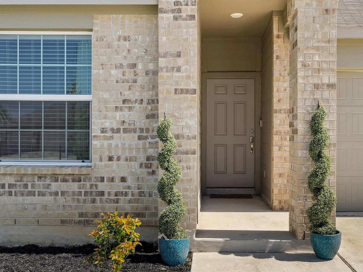 3 bed, 2.0 bath, 1914 sqft, $2,200 — Photo 3