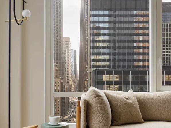 135 East 47th Street image 2 of 15