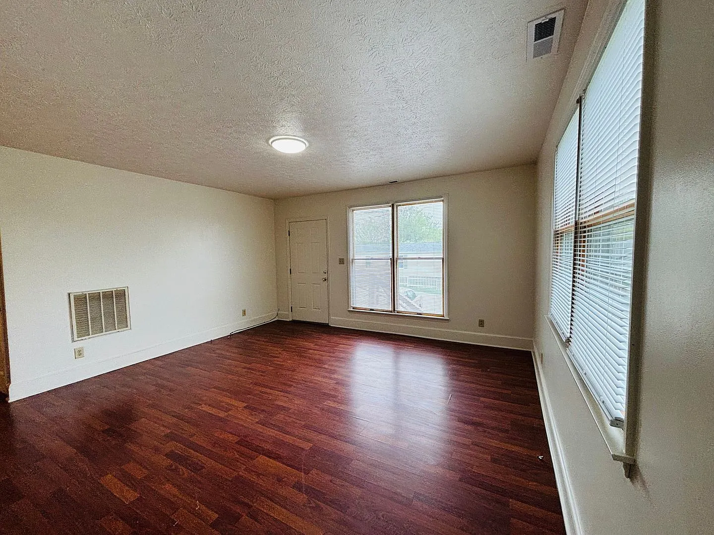 3 Bedroom, 1 Bath Duplex — Photo 3
