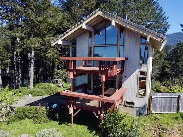 135 Ridgeview Cir, Whitethorn, CA 95589