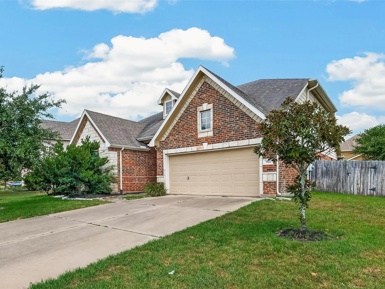 4 bed, 3.0 bath, 2696 sqft, $2,800 — Photo 2