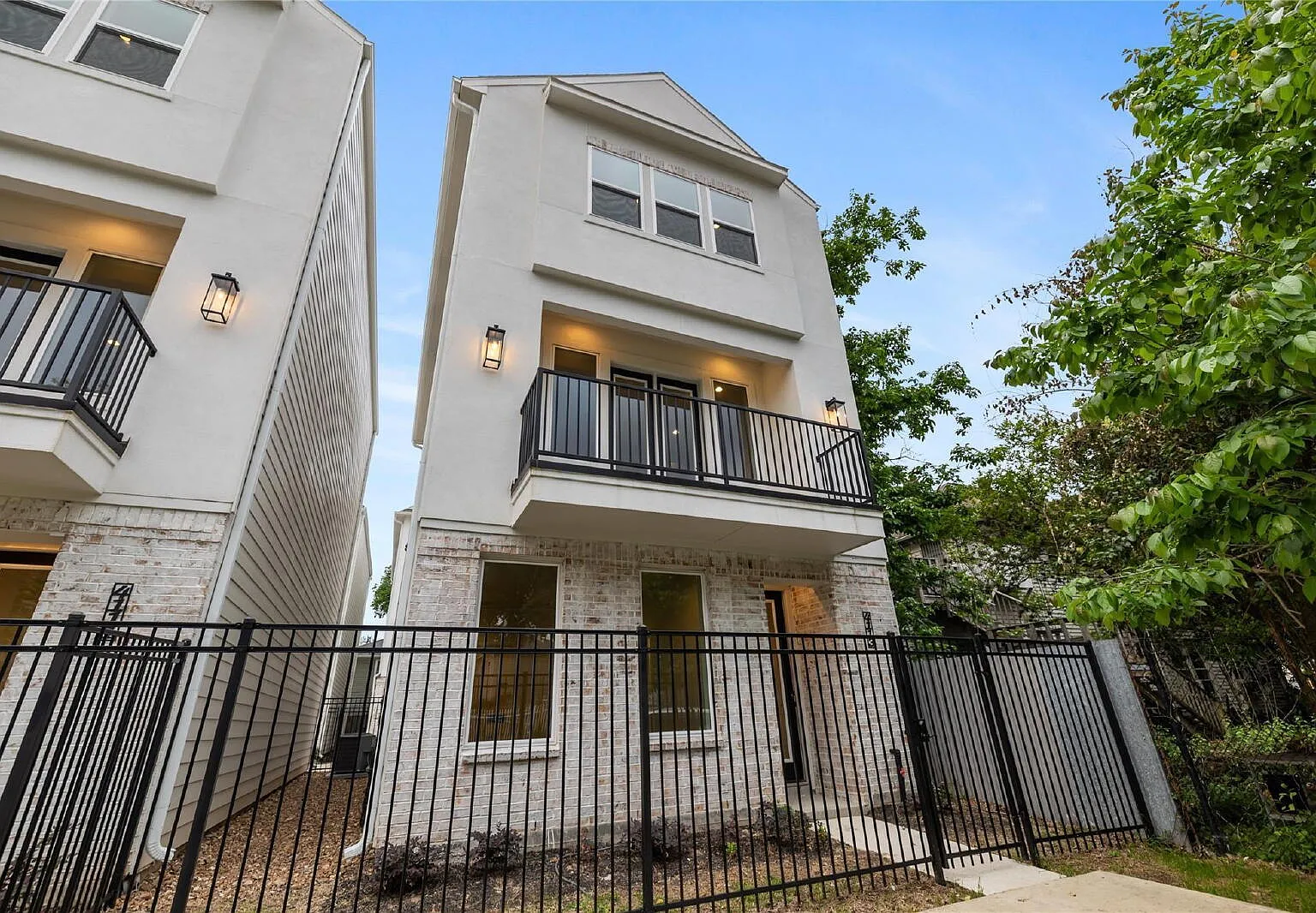 3 bed, 3.5 bath, 2217 sqft, $3,200 — Photo 1