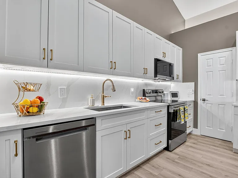 5801 Coach House Cir #E — Photo 6