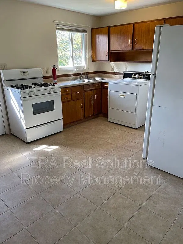 2 bed, 1.0 bath, $890 — Photo 3