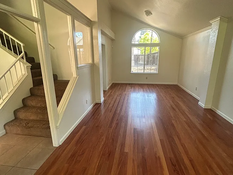 974 E Buckhill Rd — Photo 2