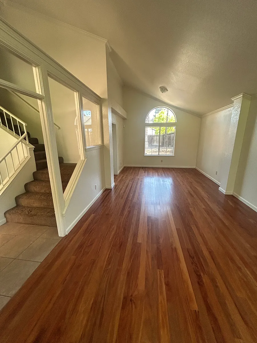 Building Photo - 974 E Buckhill Rd