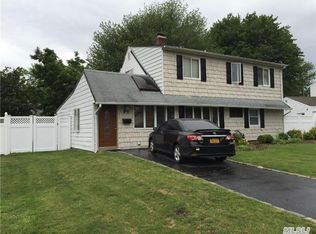 22 Return Ln, Levittown, NY 11756