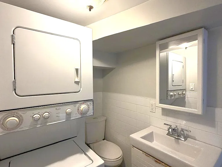 285 Cornelia St #1R — Photo 22