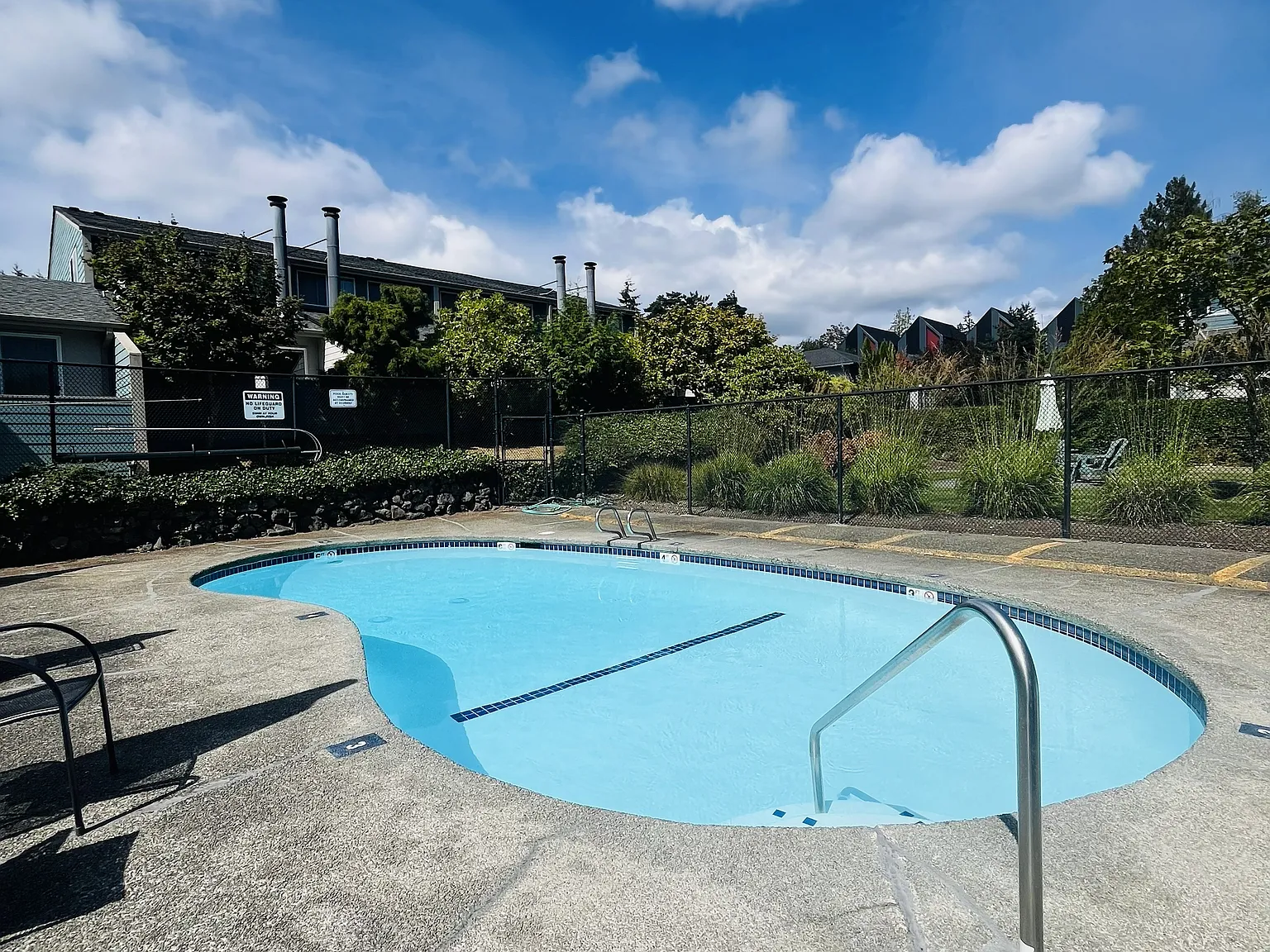 3 bed, 1.5 bath, 1360 sqft, $3,000 — Photo 2