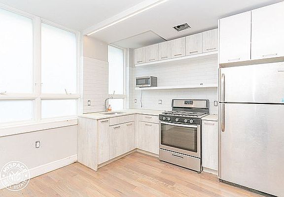 2nd image of 185 Clifton Pl #3D