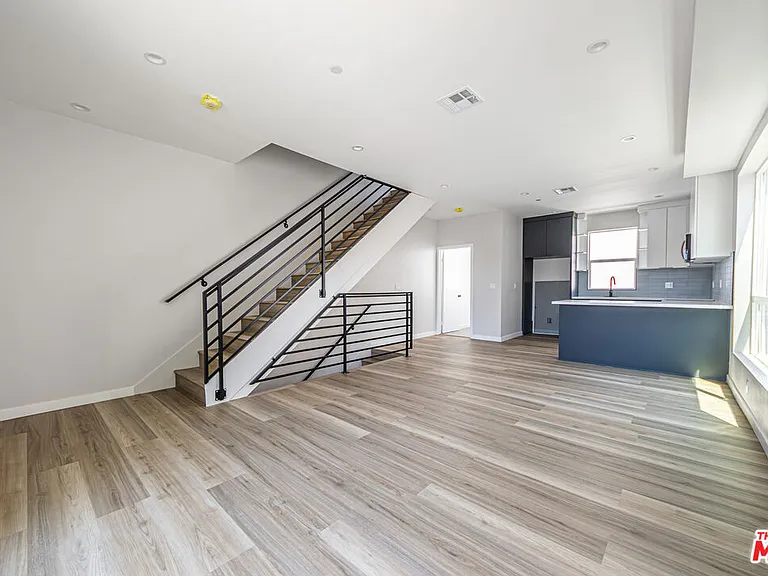 6702 Balboa Blvd #1 — Photo 5