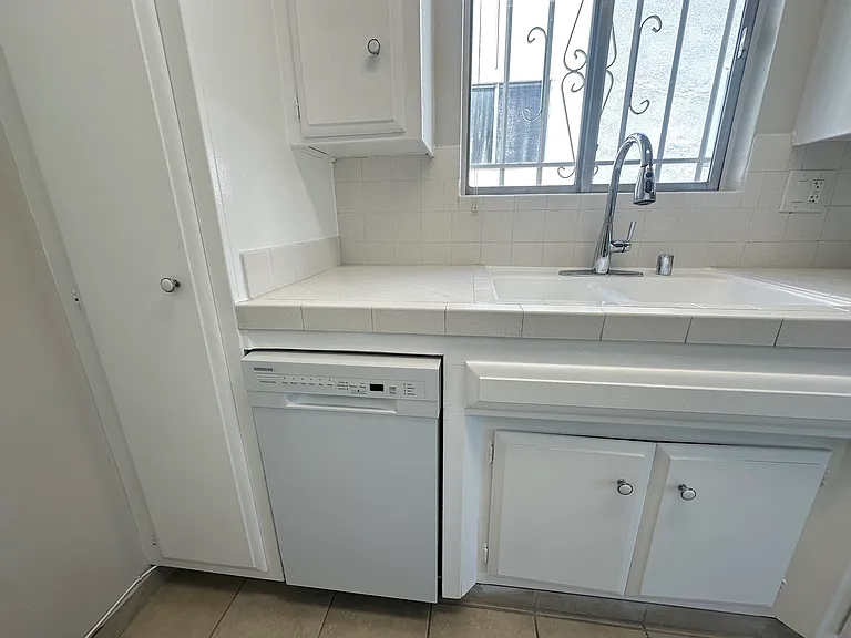 1023 N Laurel Ave — Photo 8