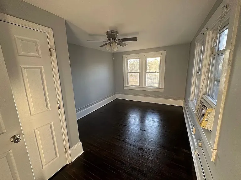 1127 N Royal Ave #B — Photo 3