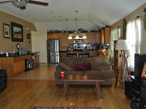 2nd image of 1121 W Bayshore Dr