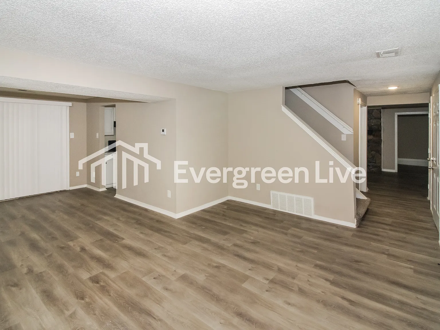 4 bed, 2.0 bath, 2448 sqft, $1,595 — Photo 3