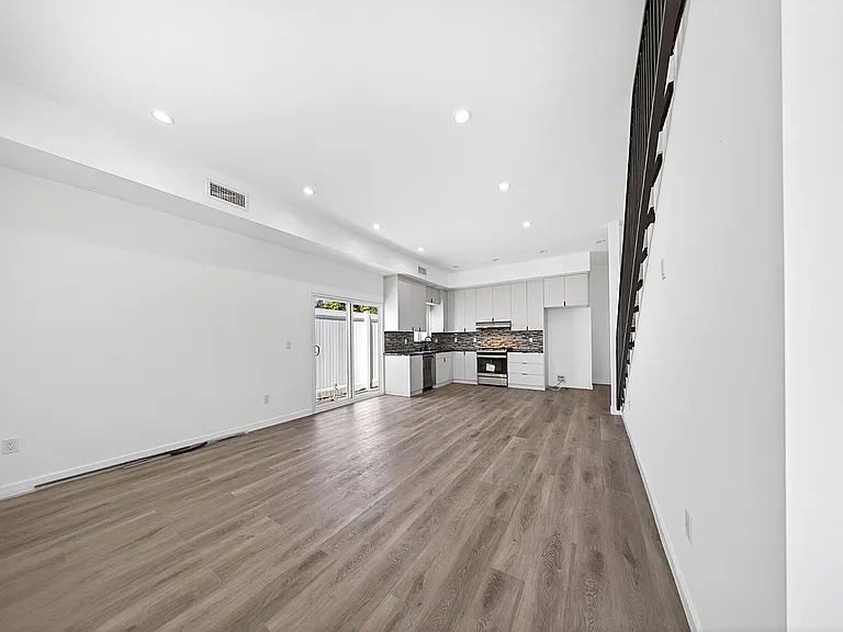 14827 Dearborn St — Photo 11