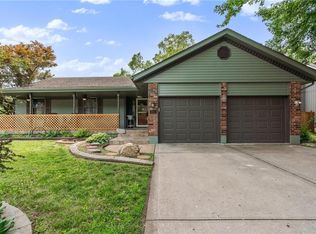 904 NE Hunters Rd, Blue Springs, MO 64014