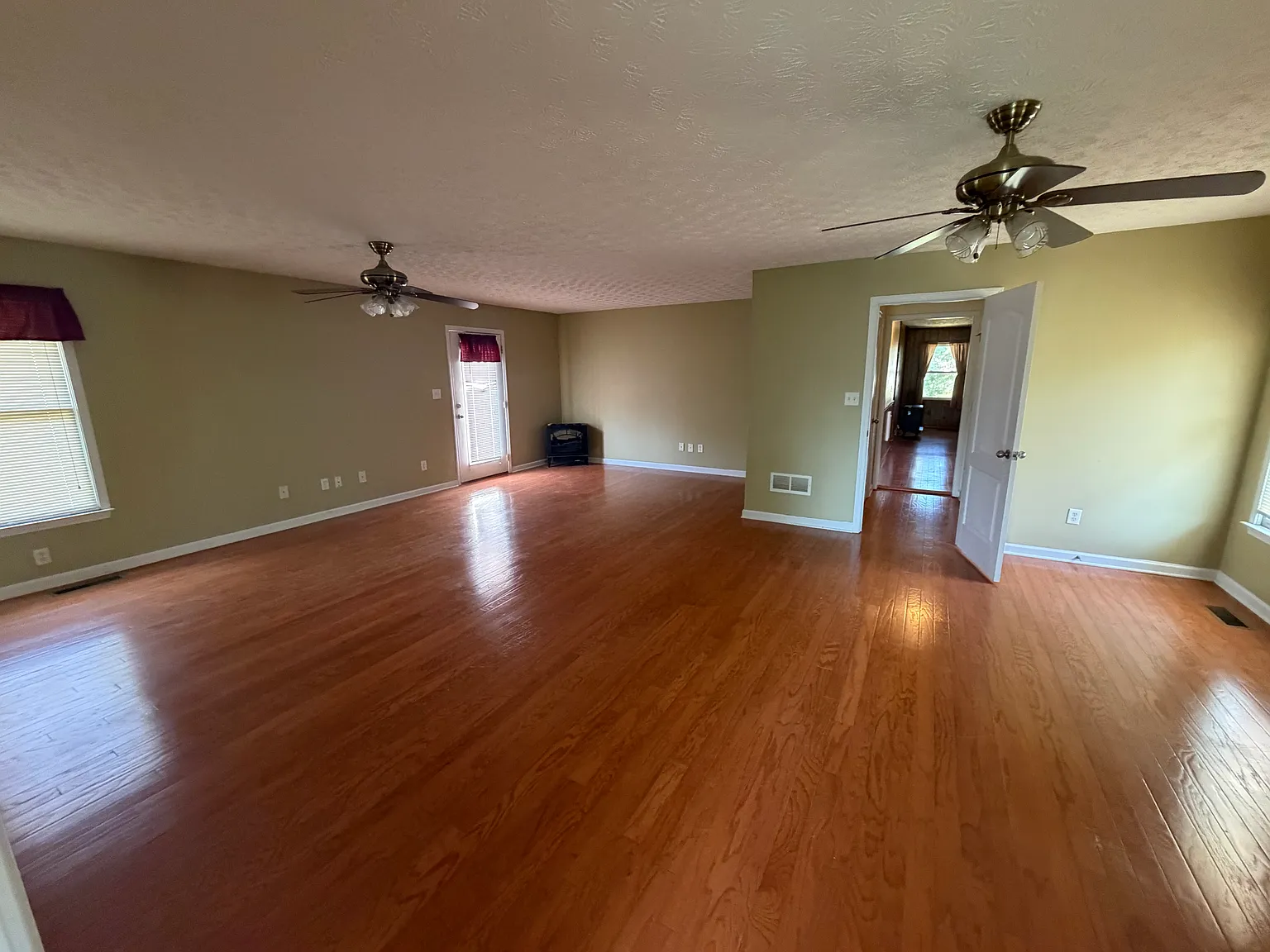 3 bed, 2810 sqft, $1,995 — Photo 3