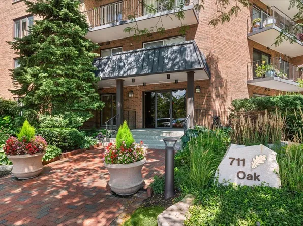 711 Oak St APT 308, Winnetka, IL 60093