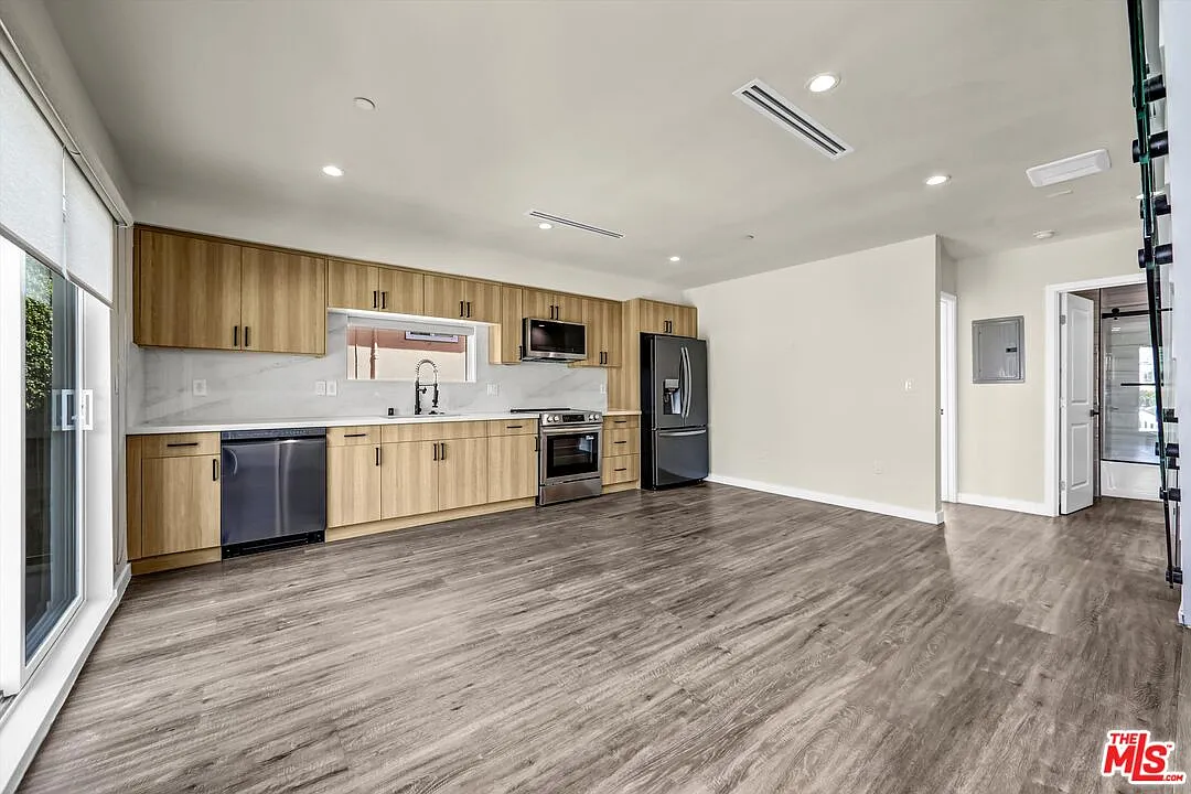 3 bed, 3.0 bath, 1232 sqft, $4,500 — Photo 2