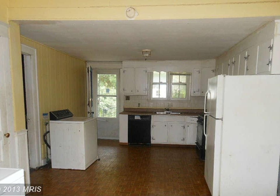 2nd image of 909 N Main St