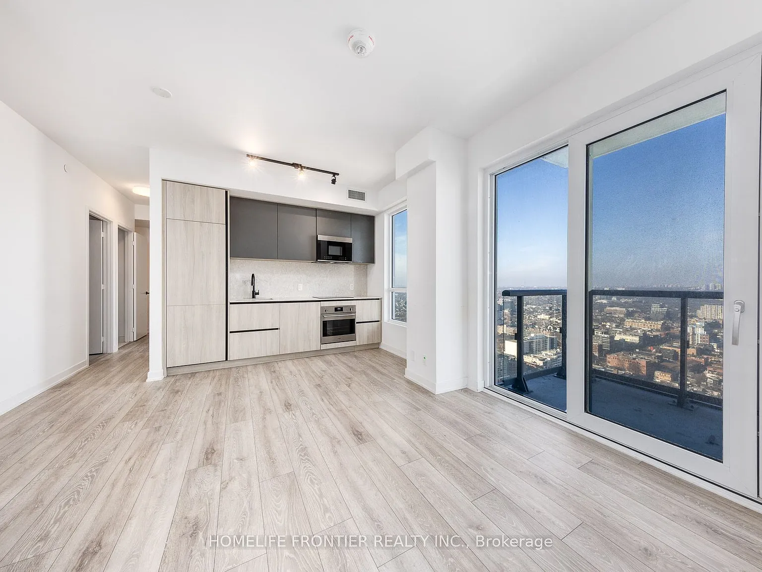 Peter & Adelaide Condos — Photo 1